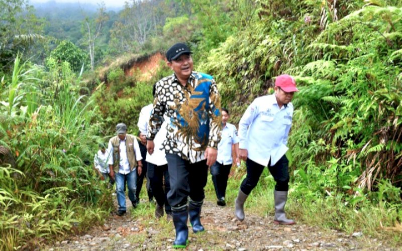 JALAN KAKI. Pj Gubernur Sulbar, Bahtiar Baharuddin, berjalan kaki saat melakuka mensolidasi program asta cita Presiden Prabowo Subianto hingga ke pelosok dan kawasan pegunungan di Sulbar, Rabu (12/11/2024). foto: istimewa