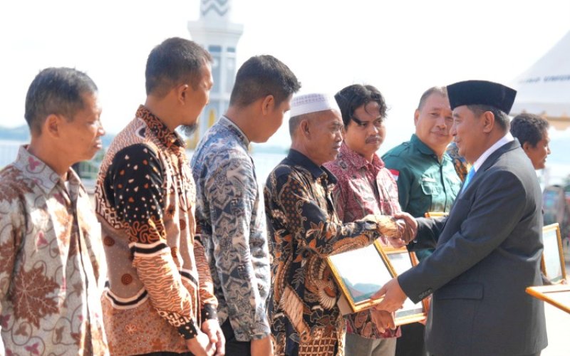 PENGHARGAAN. Pj Gubernur Sulbar, Bahtiar Baharuddin, memberikan penghargaan kepada sejumlah tokoh yang dianggap peduli terhadap peningkatan kesejahteraan masyarakat pada peringatan Hari Pahlawan, 10 November 2024. foto: istimewa