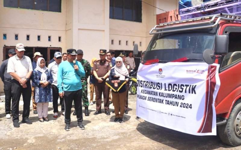 PELEPASAN. Gubernur Sulbar, Bahtiar Baharuddin, bersama Forkopimda dan KPU Sulbar berkunjung ke Gudang Logistik Pilkada Serentak 2024 KPU Kabupaten Mamuju, Sulbar, Minggu (24/11/2024). foto: istimewa