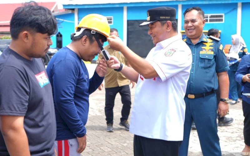 PEMBUKAAN. Pj Gubernur Sulbar, Bahtiar Baharuddin, membuka kegiatan padat karya yang diselenggarakan Unit Penyelenggara Pelabuhan (UPP) Kelas III Mamuju, Senin (25/11/2024). foto: istimewa