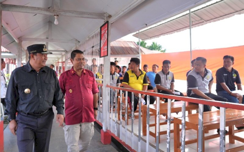 PEMANTAUAN. Pj Gubernur Sulbar, Bahtiar Baharuddin, bersama Forkopimda Sulbar melakukan pemantauan TPS 901 Rutan Mamuju, Rabu (27/11/2024). foto: istimewa