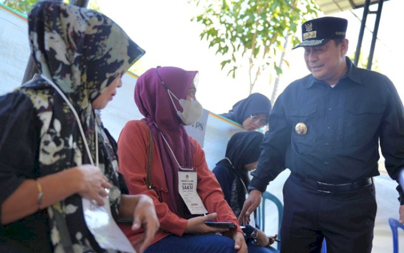 MENYAPA. Pj Gubernur Sulbar, Bahtiar Baharuddin, menyapa warga di salah satu TPS saat melakukan pemantauan jalannya pemungutan suara, Rabu (27/11/2024). foto: istimewa