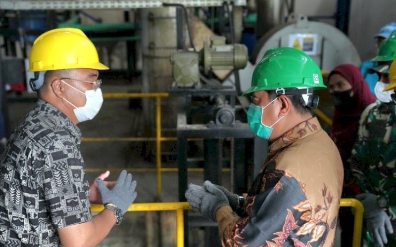 PERESMIAN. Pj Gubernur Sulbar, Bahtiar Baharuddin (kanan), meresmikan pengoperasian fasilitas pengelolaan limbah Bahan Berbahaya dan Beracun (B3) insinerator di Kantor UPTD Pengelolaan Limbah B3 DLH Sulbar di Dusun Garuda, Desa Papalang, Kecamatan Papalang, Kabupaten Mamuju, Kamis (31/10/2024). foto: istimewa