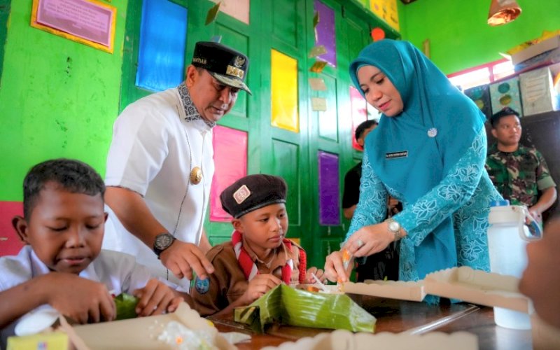 PENINJAUAN. Pj Ketua TP PKK Provinsi Sulbar Sofha Marwah Bahtiar mendampingi Pj Gubernur Sulbar Bahtiar Baharuddin meninjau uji coba Makan Bergizi Gratis di SMPN 1 Pasangkayu, Sulbar, Senin (11/11/2024). foto: istimewa
