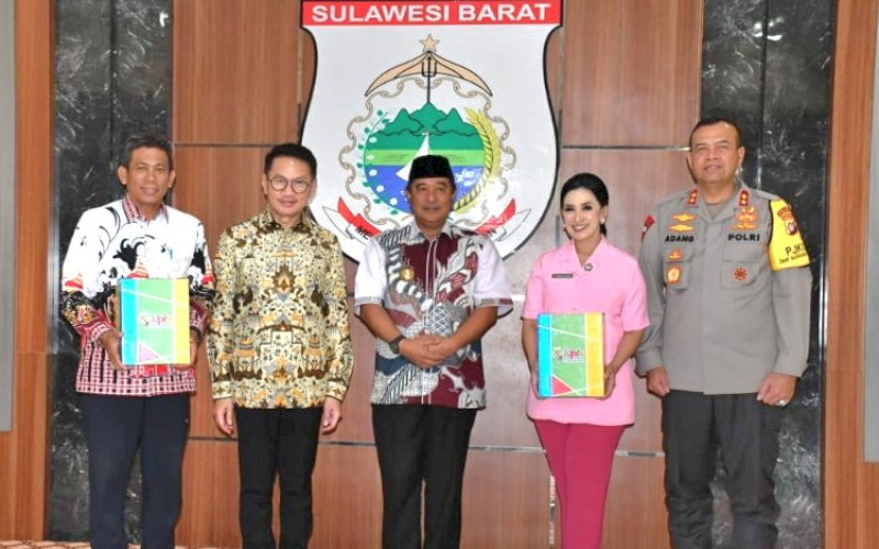 SAMBUTAN. Pj Gubernur Sulbar Bahtiar Baharuddin menerima kunjungan Wakil Ketua Umum Kamar Dagang dan Industri Indonesia Bidang Pendidikan dan Kebudayaan RI Heru Dewanto dalam rangka penyerahan bantuan Internet of Things (IoT) Devices di Rumah Jabatan Gubernur Sulbar, Jumat (1/11/2024). foto: istimewa