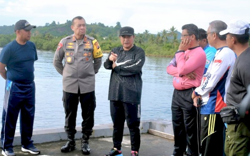 PEMANTAUAN. Pj Gubernur Sulbar Bahtiar Baharuddin bersama Kapolda Sulbar Irjen Pol Adang Ginanjar memantau pelepasan terumbu karang bantuan buatan di Mako Lanal Mamuju, Sulbar, Kamis (28/11/2024). foto: istimewa
