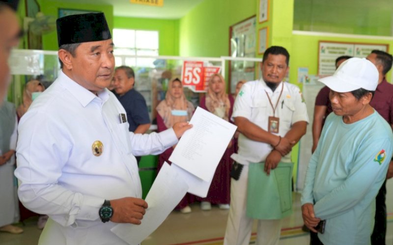 PENINJAUAN. Menjelang pencoblosan Pemilihan Kepala Daerah (Pilkada) Serentak 2024, baik itu Gubernur dan Wakil Gubernur maupun Bupati serta Wakil Bupati se-Sulbar Penjabat (Pj) Gubernur Sulbar, Bahtiar Baharuddin, mengunjungi Gudang Logistik KPU serta tenaga kesehatan Pilkada di Majene, Sabtu (23/11/2024). foto: istimewe