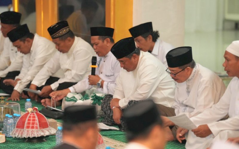 ZIKIR.DOA. Pj Gubernur Bahtiar Baharuddin bersama Kepala Kantor Kementerian Agama Sulbar Adnan Nota menggelar zikir dan doa bersama dalam rangka menyukseskan Pilkada Serentak 2024. foto: istimewa