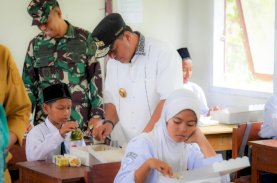 Pj Gubernur Sulbar Uji Coba Makan Bergizi Gratis di Madrasah