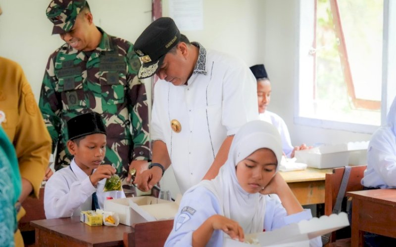 PEMANTAUAN. Pj Gubernur Sulbar Bahtiar Baharuddin bersama Pj Ketua TP PKK Sulbar Sofha Marwah Bahtiar, Pemkab Pasangkayu serta Forkopimda melakukan uji coba Makan Bergizi Gratis di MTSN Ako, Kabupaten Pasangkayu, Sulbar, Senin (11/11/2024). foto: istimewa