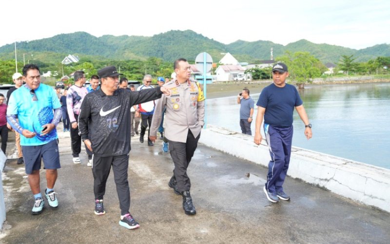 PELEPASAN. Pj Gubernur Sulbar, Bahtiar Baharuddin, menghadiri pelepasan terumbu karang buatan di Mako Lanal Mamuju, Kabupaten Mamuju, Provinsi Sulbar, Kamis (28/11/2024). foto: istimewa
