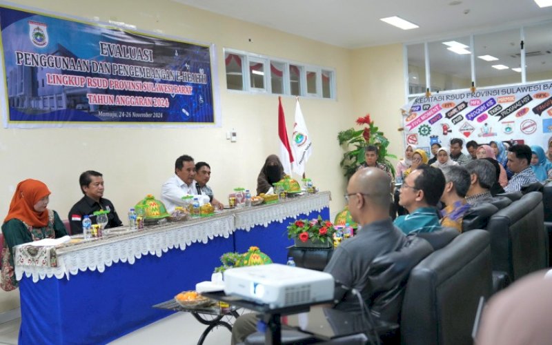 INOVASI. Pj Gubernur Sulbar, Bahtiar Baharuddin, menghadiri evaluasi penggunaan dan pengembangan E-Health di RSUD Provinsi Sulbar, Minggu (24/11/2024). foto: istimewa
