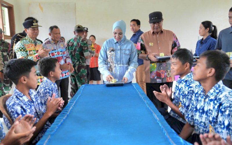 PENINJAUAN. Pj Gubernur Sulbar Bahtiar Baharuddin bersama Pj Ketua TP PKK Provinsi Sulbar Sofha Marwah Bahtiar dan Pj Bupati Mamasa Muhammad Zain meninjau uji coba Makan Bergizi Gratis hingga ke pelosok, tepatnya di SMP Negeri 1 Kecamatan Nosu, Kabupaten Mamasa, Sulbar, Kamis (14/11/2024). foto: istimewa