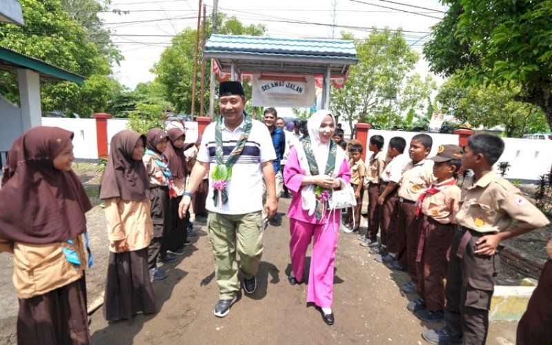 KUNJUNGAN. Pj Gubernur Sulbar Bahtiar Baharuddin ditemani istrinya Sofha Marwah mengunjungi asal sekolahnya di SD Inpres 6/75 Biru, Kecamatan Tenete Riattang, Kabupaten Bone, Sabtu (16/11/2024). foto: istimewa