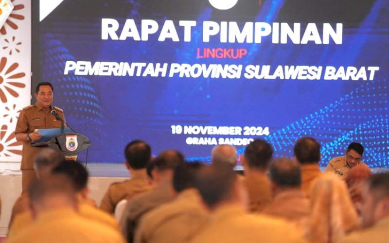 RAPAT PIMPINAN. Pj Gubernur Sulbar, Bahtiar Baharuddin, memimpin Rapat Pimpinan Lingkup Pemprov Sulbar di Gedung Graha Sandeq, Kompleks Kantor Gubernur Sulbar, Selasa (19/11/2024). foto: istimewa
