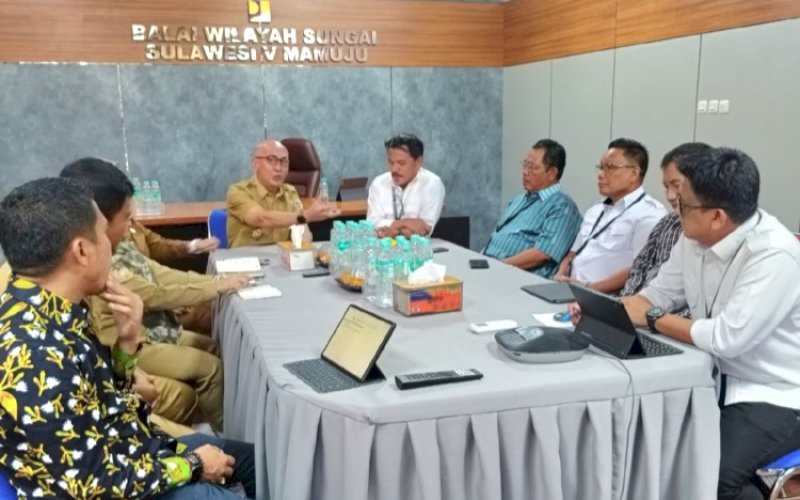 KOORDINASI. Kepala Dinas PUPR Provinsi Sulbar Rachmad koordinasi dengan Kepala BWS Sulawesi V Mamuju Tampang. foto: istimewa