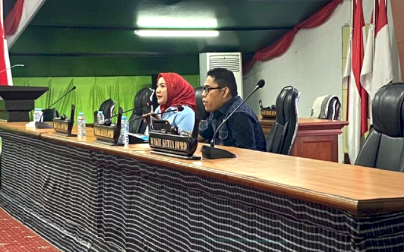 PEMBAHASAN. Banggar DPRD Provinsi Sulbar bersama Tim Anggaran Pemerintah Daerah (TAPD) Sulbar melaksanakan rapat dalam rangka Pembahasan KUA-PPAS APBD Provinsi Sulbar Tahun Anggaran 2025 di Ruang Rapat Paripurna DPRD Sulbar, Rabu (7/8/2024). foto: istimewa