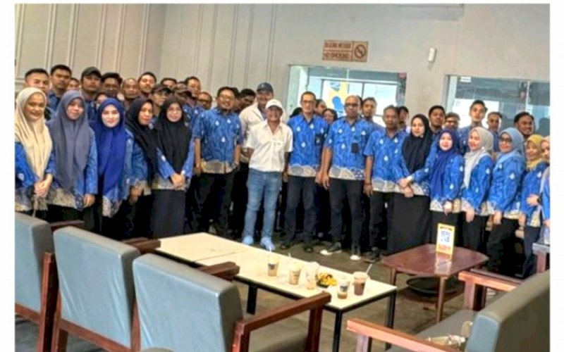 PERSIAPAN. Direktur Utama Perumda Air Minum Kota Makassar, Beni Iskandar, memberikan pengarahan dan persiapan sebelum turun ke lapangan melakukan penagihan serentak kepada pelanggan PDAM Makassar, Kamis (21/11/2024). foto: istimewa