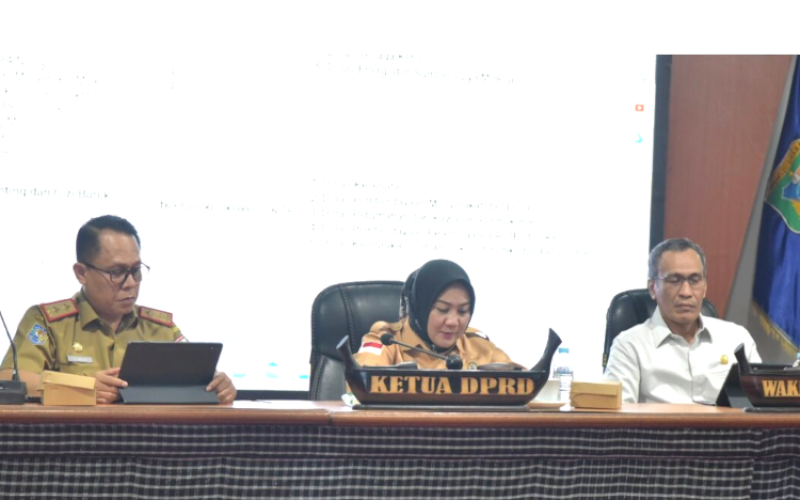 RAPAT. DPRD Provinsi Sulbar menggelar rapat ekspose dan pembahasan mengenai Rancangan KUA-PPAS untuk APBD Tahun Anggaran 2025, Kamis (5/8/2024). foto: istimewa