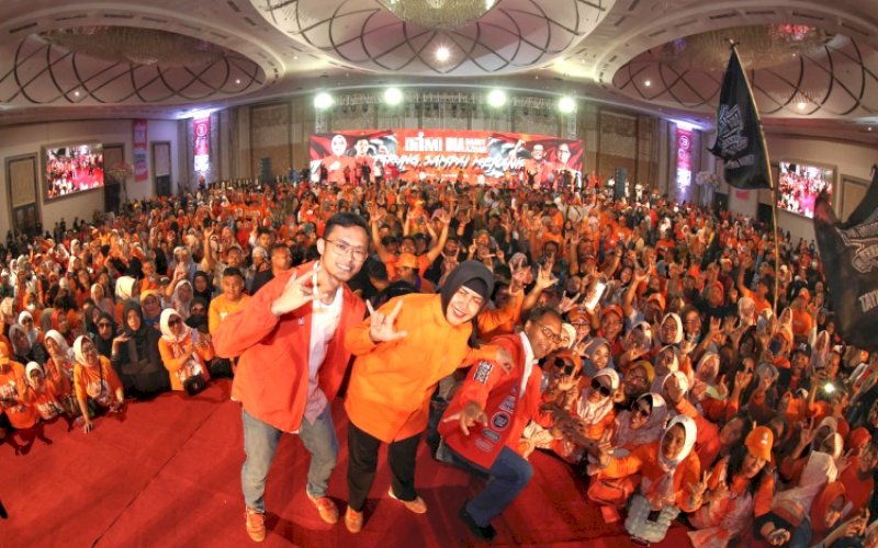 KONSOLIDASI. Calon Wali Kota dan Wakil Wali Kota Makassar Nomor Urut 3, Indira Jusuf Ismail-Ilham Ari Fauzi A Uskara, menggelar konsolidasi bertema 'Tarung Sampai Menang' yang dihadiri belasan ribu pendukungnya di Uppers Hills Convention Hall, Jl Metro Tanjung, Kota Makassar, Rabu (20/11/2024). Hadir pula Calon Gubernur Sulsel, Moh Ramdhan Pomanto.