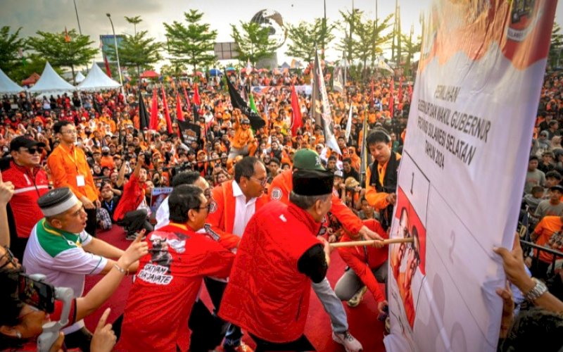 CARA COBLOS. Pasangan Calon Gubernur Sulsel Nomor Urut 1, Moh Ramdhan 'Danny' Pomanto-Azhar Arsyad (DIA), memperlihatkan cara coblos pada Pilgub Sulsel 2024 nanti di sela-sela kampanye akbar di Anjungan Multilateral Naval Exercise Komodo (MNEK), kawasan Center Point of Indonesia (CPI) Makassar, Jumat (22/11/2024). foto: istimewa