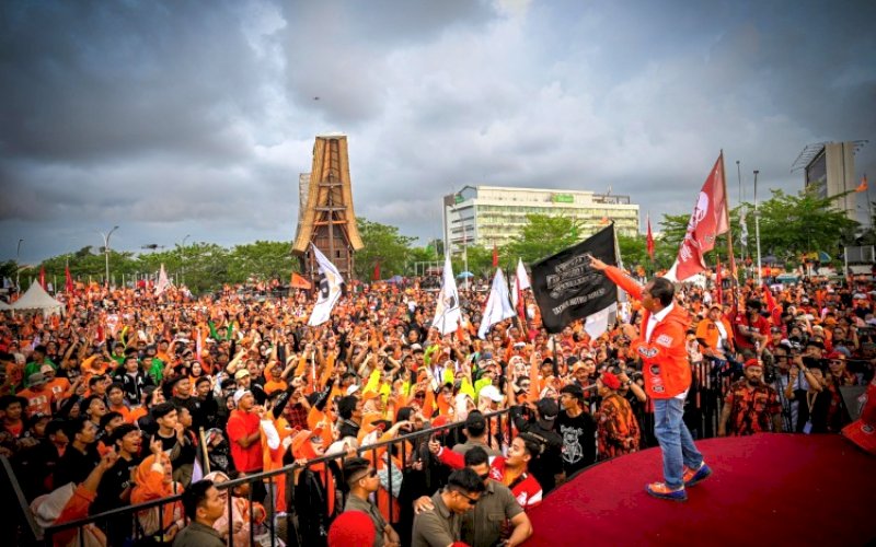 KAMPANYE AKBAR. Sekitar 50 ribu orang memadati kampanye akbar Pasangan Calon Gubernur Sulsel Nomor Urut 1, Moh Ramdhan 'Danny' Pomanto-Azhar Arsyad (DIA) di Anjungan Multilateral Naval Exercise Komodo (MNEK), kawasan Center Point of Indonesia (CPI) Makassar, Jumat (22/11/2024). foto: istimewa