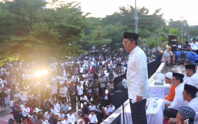 PENGARAHAN. Wali Kota Makassar, Moh Ramdhan Pomanto, memberikan pengarahan pada Gerakan Salat Subuh Berjemaah di Anjungan City of Makassar, Minggu (24/11/2024). foto: istimewa