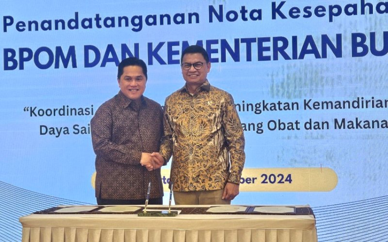 KERJA SAMA. Menteri BUMN Erick Thohir (kiri) bersalaman dengan Kepala BPOM RI Taruna Ikrar usai penandatanganan Nota Kesepahaman (Memorandum of Understanding/MoU) di Kantor BPOM, Jakarta, Selasa (26/11/2024). foto: istimewa