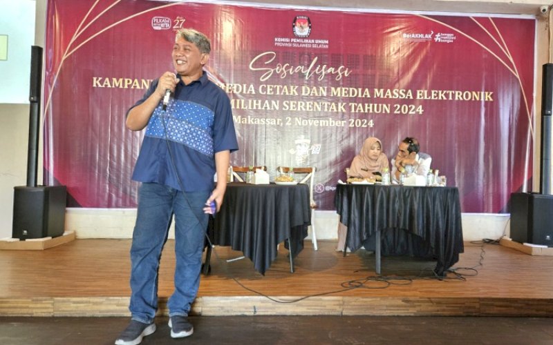 PENJELASAN. Praktisi Media, Fachruddin Palapa, memberikan penjelasan terkait independensi media dalam menciptakan Pilkada damai pada Sosialisasi Kampanye Iklan Media Cetak dan Media Massa Elektronik pada Pemilihan Serentak Tahun 2024 di Red Corner Makassar, Sabtu (2/11/2024). foto: doelbeckz/pluz.id