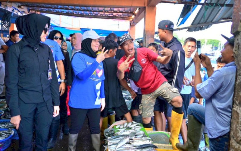 KUNJUNGAN. Calon Wakil Gubernur Sulsel Nomor Urut 2, Fatmawati Rusdi, hadir di tengah hiruk-pikuk Tempat Pelelangan Ikan (TPI) Paotere, Kecamatan Ujung Tanah, Kota Makassar, Minggu (3/11/2024). foto: istimewa