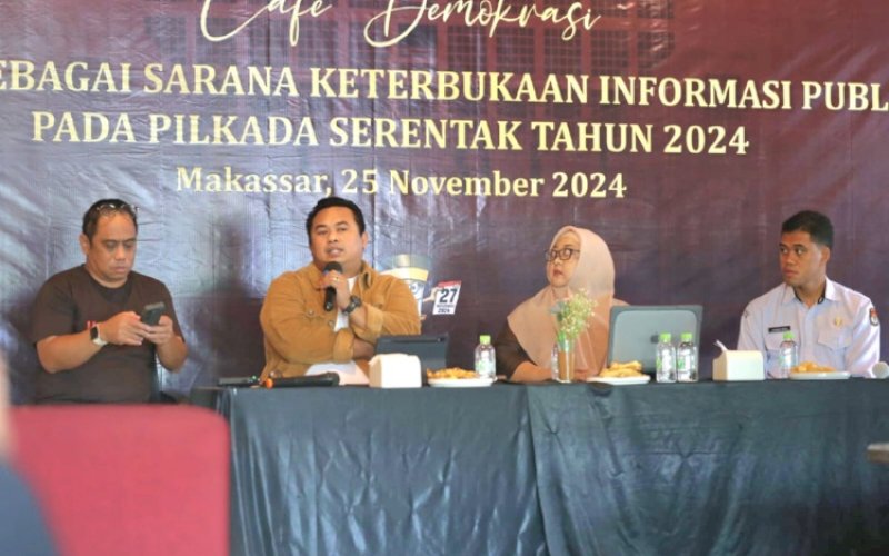 CAFE DEMOKRASI. Koordinator Divisi Sosialisasi, Pendidikan Pemilih dan Partisipasi Masyarakat KPU Provinsi Sulsel Hasruddin Husain (ki-ka), Komisioner Komisi Penyiaran Indonesia (KPI) Pusat Muhammad Hasrul Hasan, Komisioner Komisi Informasi (KI) Provinsi Sulsel Fauziah Erwin pada Cafe Demokrasi dengan tema 'Media Sebagai Sarana Keterbukaan Informasi Publik pada Pilkada Serentak Tahun 2024' di Cafe Red Corner Makassar, Senin (25/11/2024). foto: doelbeckz/pluz.id