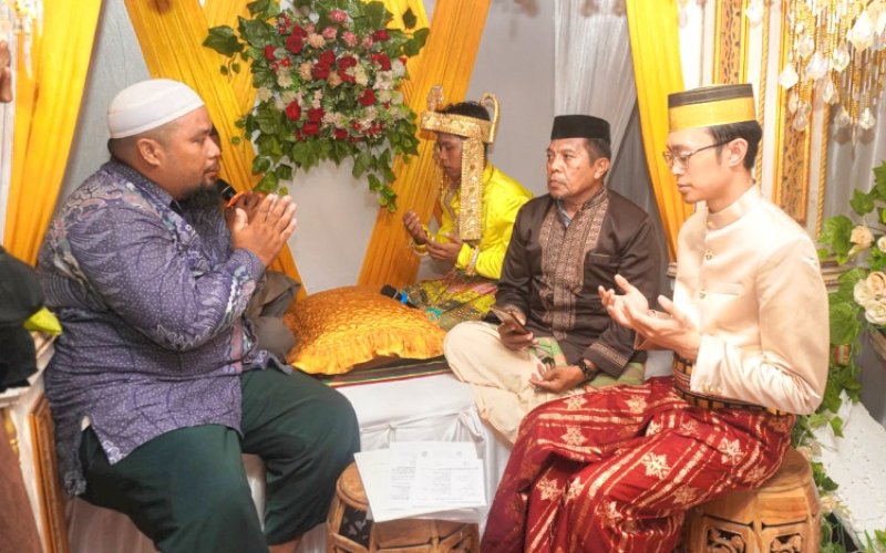 SAKSI PERNIKAHAN. Calon Wakil Wali Kota Makassar Nomor Urut 3, Ilham Ari Fauzi A Uskara, menghadiri pernikahan salah seorang tokoh pemuda di Pulau Kodingareng, Kecamatan Sangkarrang, Kota Makassar, Jumat (8/11/2024). foto: istimewa