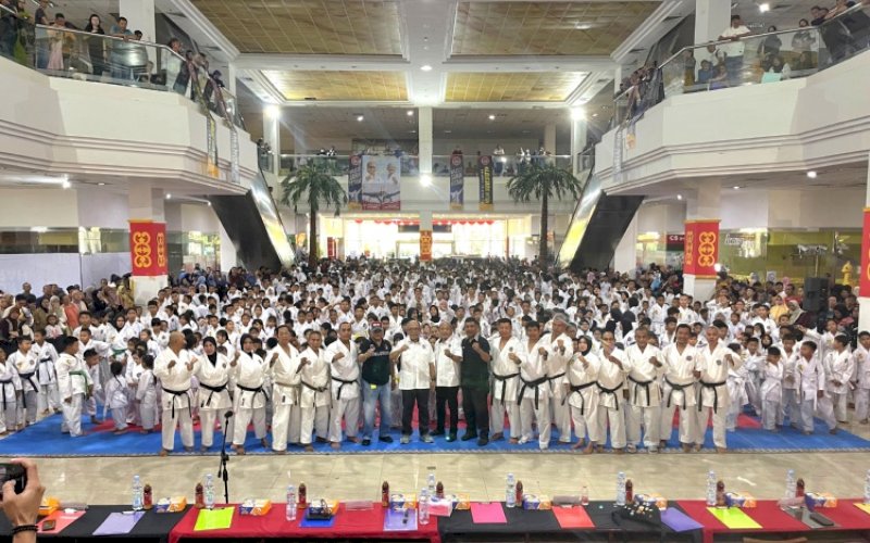 UJIAN. Karateka Inkanas Provinsi Sulsel mengikuti Ujian Penurunan Kyu/Kenaikan Sabuk di Mal GTC Makassar, Minggu (17/11/2024). foto: istimewa