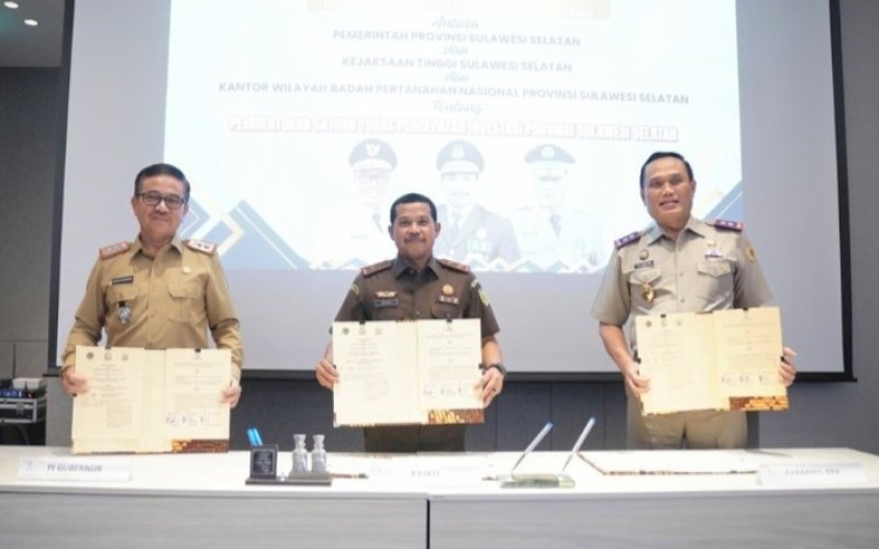 PENANDATANGANAN. Sekda Provinsi Sulsel Jufri Rahman melakukan penandatanganan bersama Nota Kesepahaman dan Perjanjian Kerja Sama dengan Kepala Kejaksaan Tinggi Agus Salim dan Kepala Kantor Wilayah Badan Pertanahan Nasional Sulawesi Selatan Tri Wibisono terkait dengan Pembentukan Satuan Tugas (Satgas) Percepatan Investasi Sulsel, yang digelar di Hotel Hyatt Place Makassar, Senin (11/11/2024). foto: istimewa