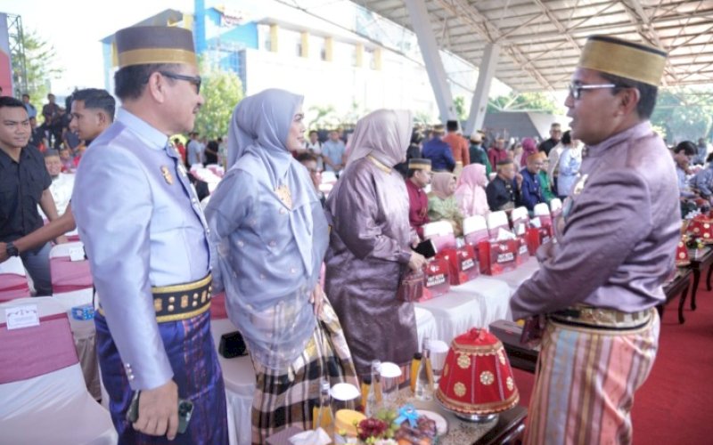 BERBINCANG. Sekda Provinsi Sulsel Jufri Rahman berbincang dengan Wali Kota Makassar yang saat ini tengah menjalani cuti Moh Ramdhan Pomanto saat menghadiri Peringatan Hari Jadi atau HUT Kota Makassar ke-417 di Lapangan Karebosi Makassar, Sabtu (9/11/2024). foto: istimewa