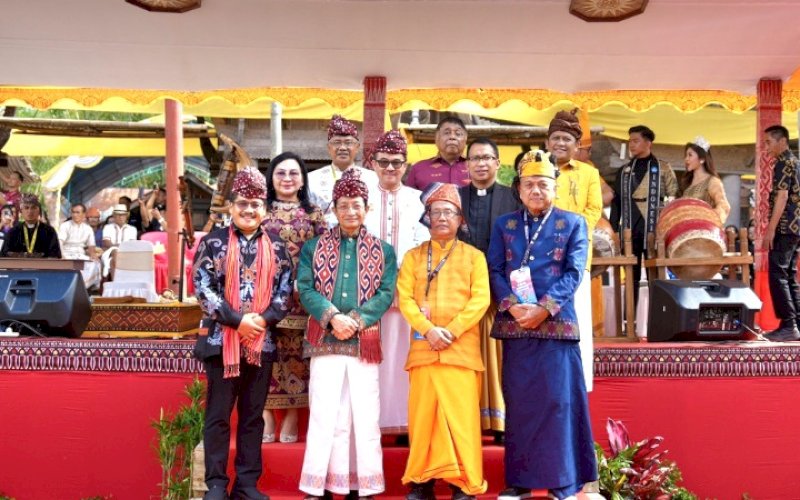 SIDANG RAYA. Sekda Provinsi Sulsel Jufri Rahman bersama Menteri Agama Nasaruddin Umar secara resmi membuka Sidang Raya XVIII Persekutuan Gereja-Gereja Indonesia (PGI) 2024 di Kete Kesu, Toraja Utara, Jumat (8/11/2024). foto: istimewa