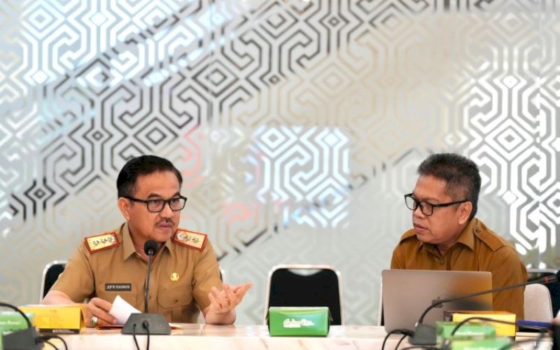 RAPAT. Sekda Provinsi Sulsel, Jufri Rahman (kiri), memimpin rapat yang diikuti para Kepala/Perwakilan Perangkat Daerah Lingkup Pemprov Sulsel sebagai langkah menindaklanjuti terbitnya Peraturan Menteri Dalam Negeri Nomor 10 tahun 2024 tentang Pakaian Dinas Aparatur Sipil Negara (ASN) di Lingkungan Kementerian Dalam Negeri dan Pemerintah Daerah. foto: istimewa