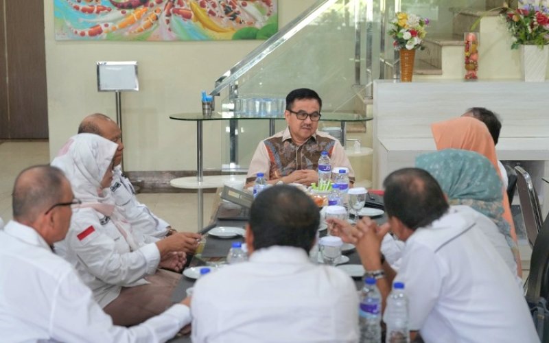 BAHAS.UPAH. Sekda Provinsi Sulsel, Jufri Rahman, menghadiri Rapat Dewan Pengupahan Provinsi Sulsel Periode 2023-2025, Dinas Tenaga Kerja dan Transmigrasi Provinsi Sulael di Hotel Raising Star, Makassar, Jumat (1/11/2024). foto: istimewa