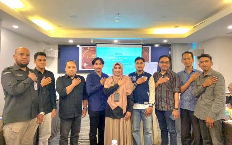 PENYERAHAN. Kasubag Sosialisasi, Pendidikan, Pemilih dan Partisipasi Masyarakat KPU Sulsel, Sahyra Ahniza, menyerahkan sertifikat akreditasi kepada pemantau, lembaga survei/jajak pendapat yang berpartisipasi pada Pilkada Serentak 2024 di Hotel Claro Makassar, Rabu (6/11/2024). foto: istimewa
