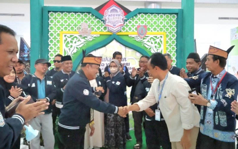 SAMBUTAN. Rombongan kafilah Korpri Sulbar mendapatkan sambutan saat tiba di Palangkaraya, Kalteng, Minggu (3/11/2024). foto: istimewa