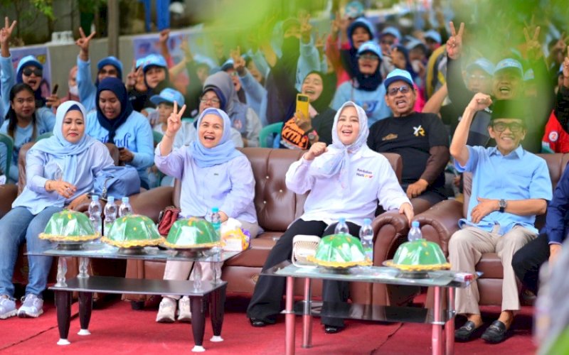 KAMPANYE. Politisi senior La Tinro La Tunrung turut hadir mendampingi Calon Wakil Gubernur Sulsel Nomor Urut 2, Fatmawati Rusdi, saat kampanye di Kabupaten Enrekang. foto: istimewa