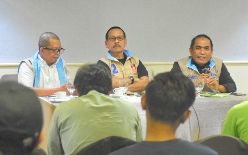 BERI KETERANGAN. Juru Bicara Sehati, Mustagfir Sabry (kanan), memberikan keterangan kepada wartawan saat jumpa pers di Hotel Aryaduta Makassar, Senin (4/11/2024). foto: istimewa