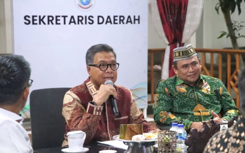 PERTEMUAN. Sekda Provinsi Sulbar Muhammad Idris menerima kunjungan Asdep Koordinasi Kewaspadaan Nasional Kemenko Bidang Politik dan Keamanan RI Brigjen TNI (Mar) Guslin bersama Analis Kebijakan Ahli Madya pada Asdep Koordinasi Kewaspadaan Nasional Kolonel Khariuman di Rumah Jabatan Sekda Provinsi Sulbar, Kamis (7/11/2024). foto: istimewa
