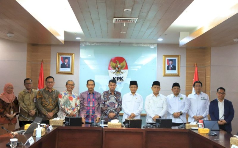 PERTEMUAN. Menteri Agama Nasaruddin Umar didampingi Wakil Menteri Agama Romo HR Muhammad Syafi&rsquo;i menyambangi Kantor Komisi Pemberantasan Korupsi (KPK) di Kuningan, Jakarta Selatan, Selasa (19/11/2024). foto: istimewa