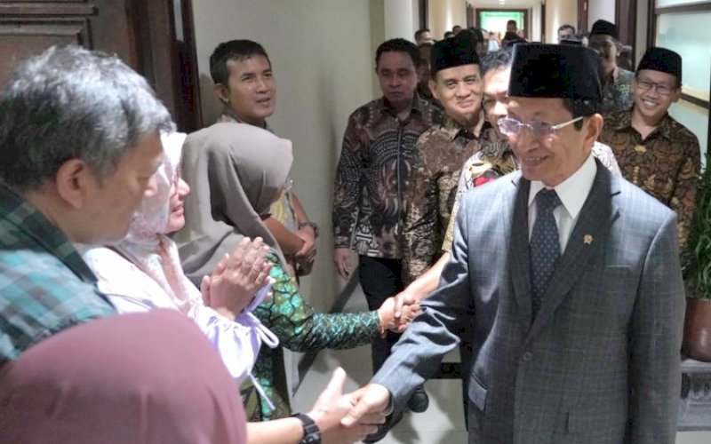 MENYAPA. Menteri Agama Nasaruddin Umar bersama Wakil Menteri Agama Romo Syafi'i menyapa para pegawai di ruang kerjanya, Kamis (31/10/2024). foto: istimewa