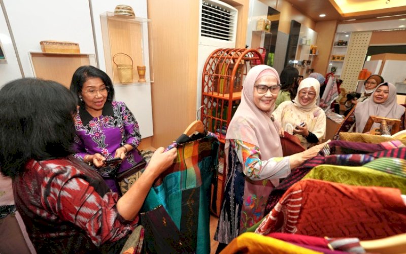 PROMOSI WASTRA. Pj Ketua Dekranasda Provinsi Sulsel, Ninuk Triyanti Zudan, memaparkan sejumlah wastra Sulsel kepada rombongan Dekranasda Provinsi Kaltara di Baruga Lounge Kantor Gubernur Sulsel, Kamis (7/11/2024). foto: istimewa