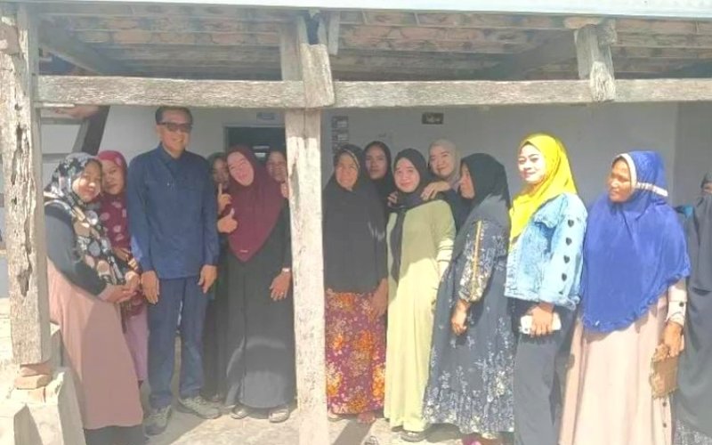 MELAYAT. Nurdin Abdullah saat melayat di Desa Papanloe, Kecamatan Pajukkukang, Bantaeng. foto: istimewa