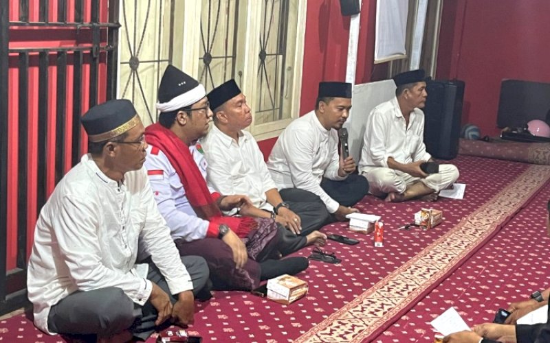 ZIKIR BERSAMA. DPC PDI Perjuangan Kota Makassar melalui Baitul Muslim Indonesia (Bamusi) menggelar zikir dan doa bersama di Sekretariatnya Jl Serigala Nomor 86, Kota Makassar, Senin (25/11/2024) malam. foto: istimewa