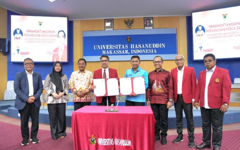 KERJA SAMA. Penandatanganan Perjanjian Kerja Sama antara Kepala Dinas Pendidikan dan Kebudayaan Sulbar Mitthar dengan Dekan Fakultas Vokasi Unhas Muhammad Restu, di Ruang Senat Lantai II Gedung Rektorat Unhas Makassar, Senin (18/11/2024). Turut hadir Pj Gubernur Sulbar Bahtiar Baharuddin. foto: istimewa