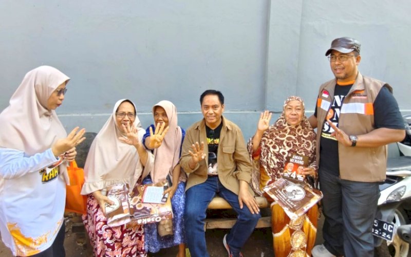 SOSIALISASI. Calon Wakil Wali Kota Makassar, Abd Rahman Bando (tengah), didampingi kader PKS dan tim pemenangan turun langsung ke rumah-rumah (door to door) melakukan sosialisasi menjelang Pilwalkot Makassar 2024. foto: istimewa
